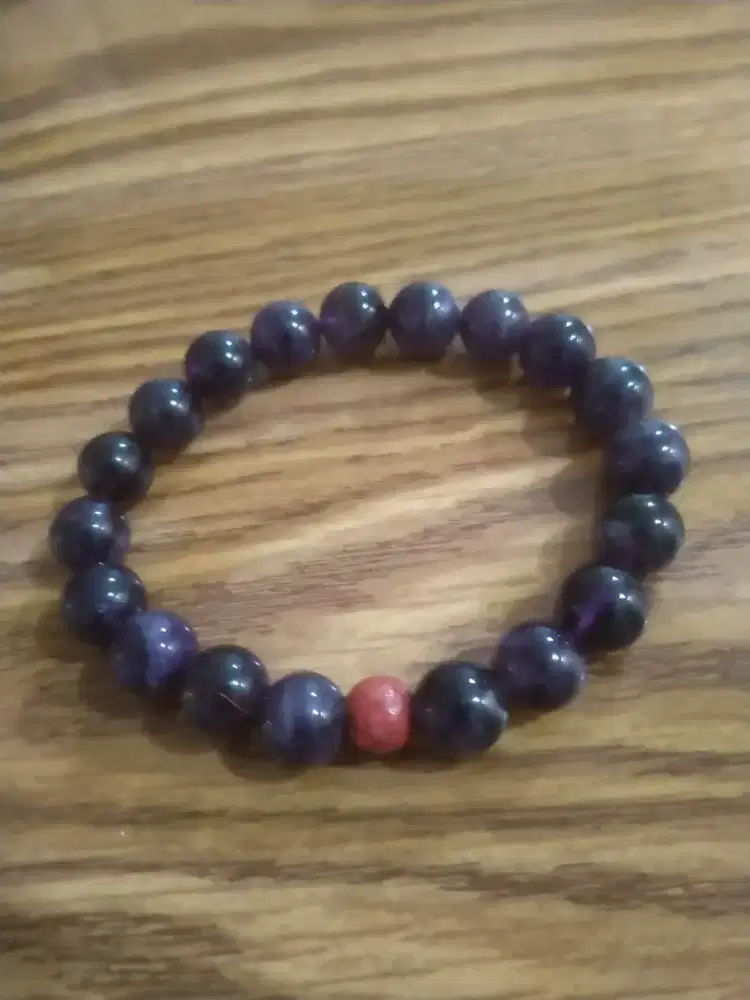 Gelang batu kecubung ungu.