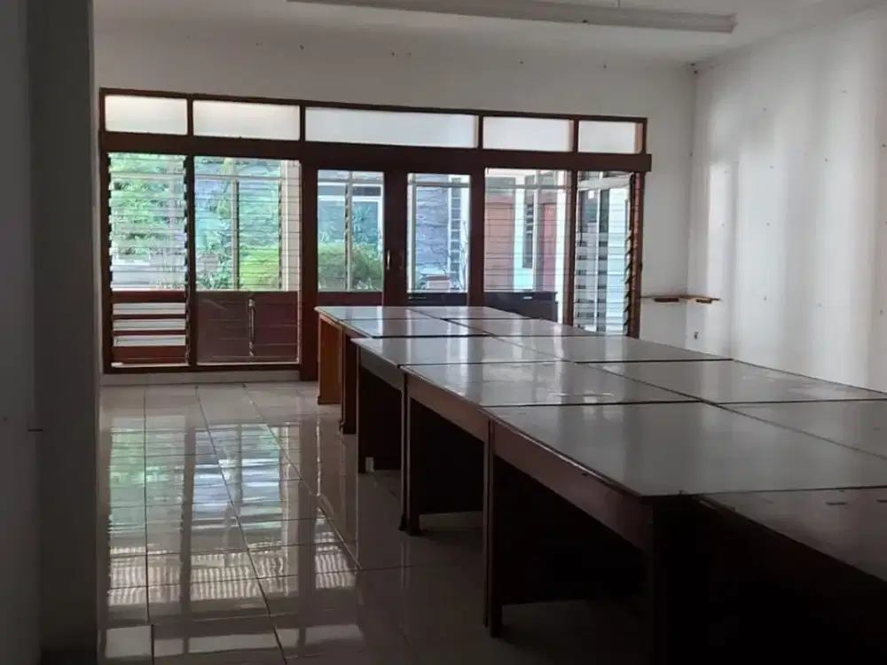 Rumah Luas Strategis Siap Huni di Sayap Riau Bandung