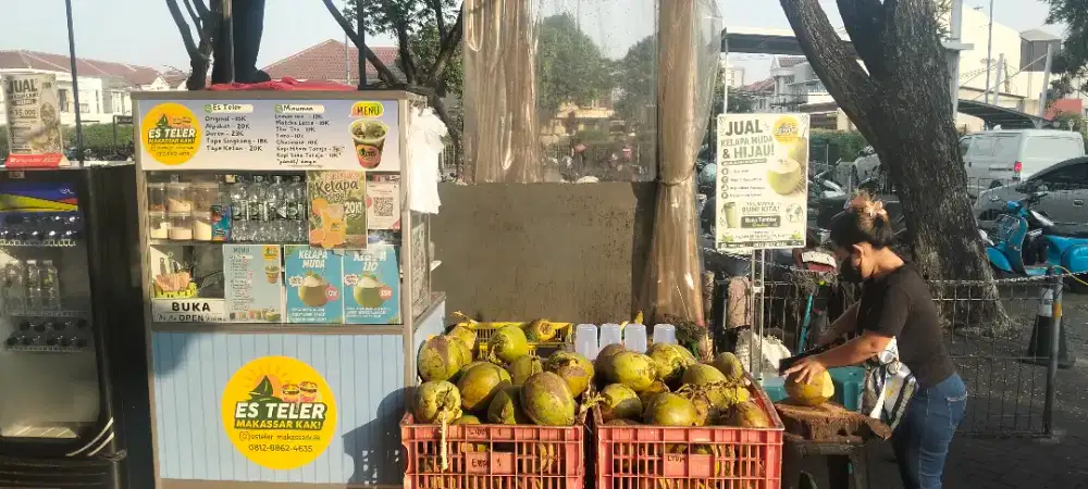 Karyawan jual kelapa muda
