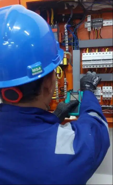 Tukang Listrik dan Plafon