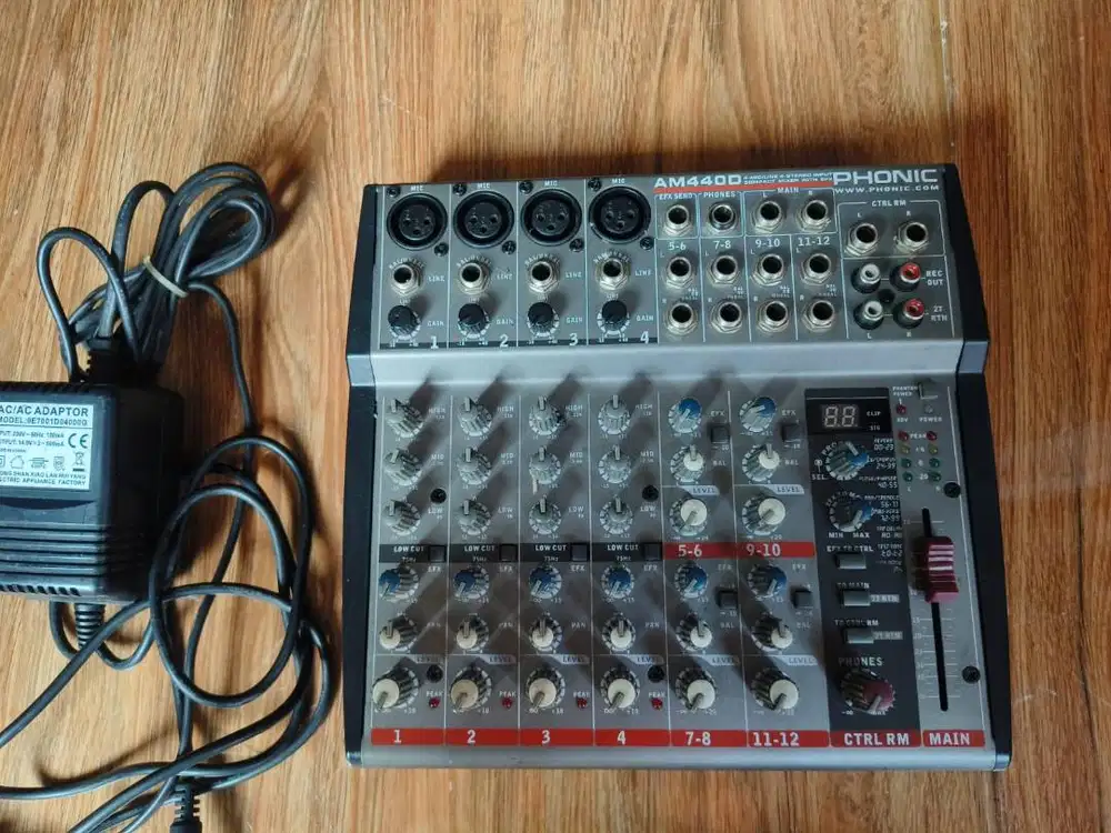 Phonic AM440D 4mic input, 4 stereo input, efek reverb digital.