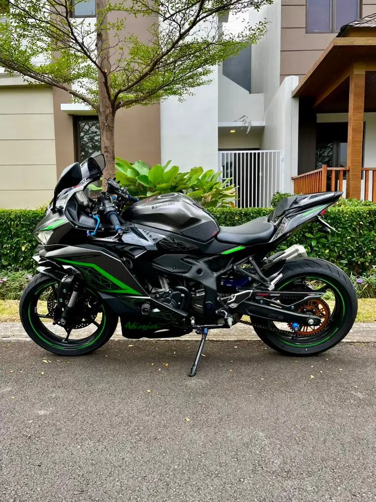 Kawasaki Zx25R Grey Metallic ABS KQS NIK 2023 Km. 10rb an Full Paper