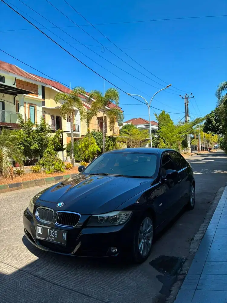 BMW 320i E90 Hitam 2010 LCi