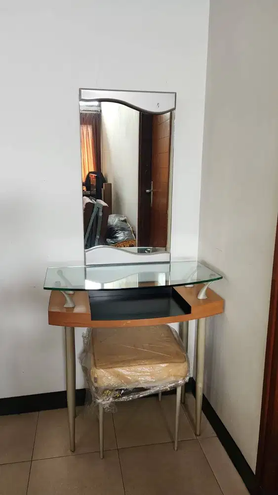 Meja Rias merek Cellini