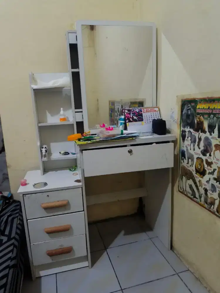Meja rias untuk wanita
