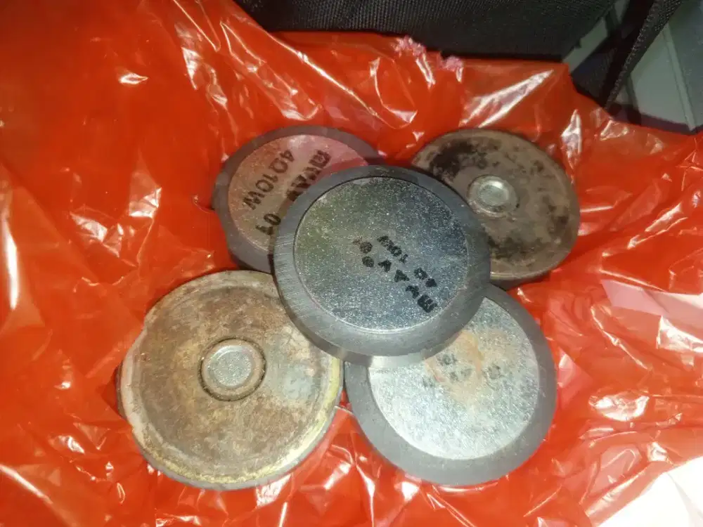 Magnet besi berani bekas speaker