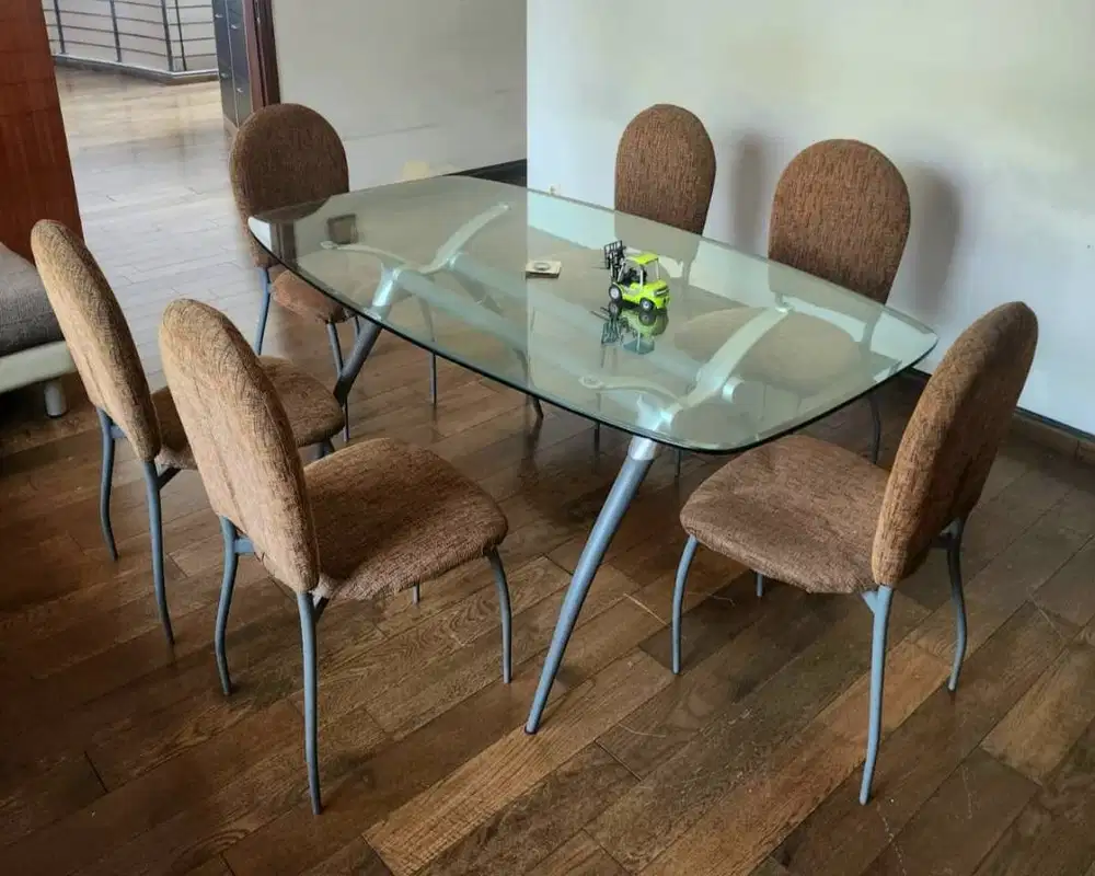 Meja Makan Kaca