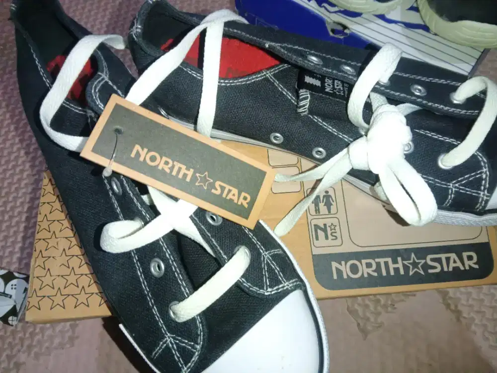 Di jual sepatu north star dan logo masih baru size 37