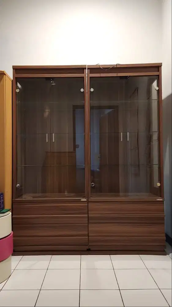 Lemari Kaca merek EXPO