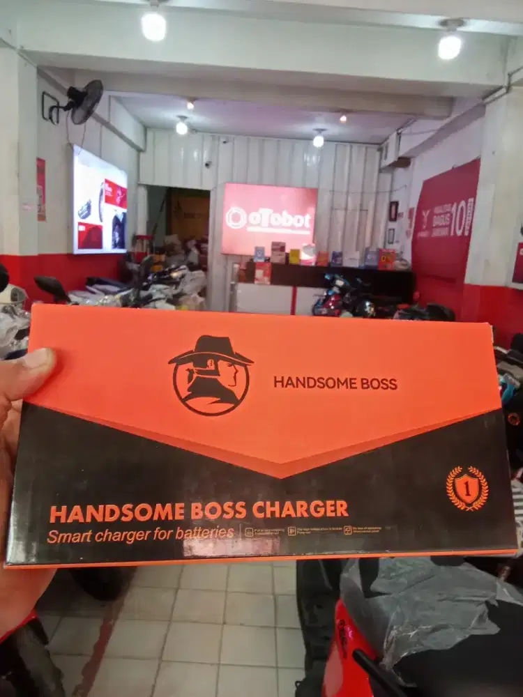CHARGER HANDSOME BOSS