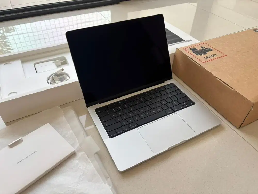 WTS Macbook Pro M5 Pro 24/1TB Silver New belum aktivasi not m4