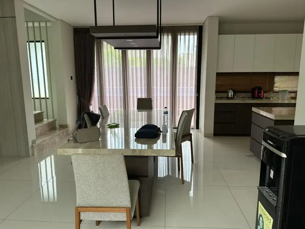 Rumah TURUN HARGA MEWAH Siap Huni SHM Full Furnish di kawasan Setiabudi