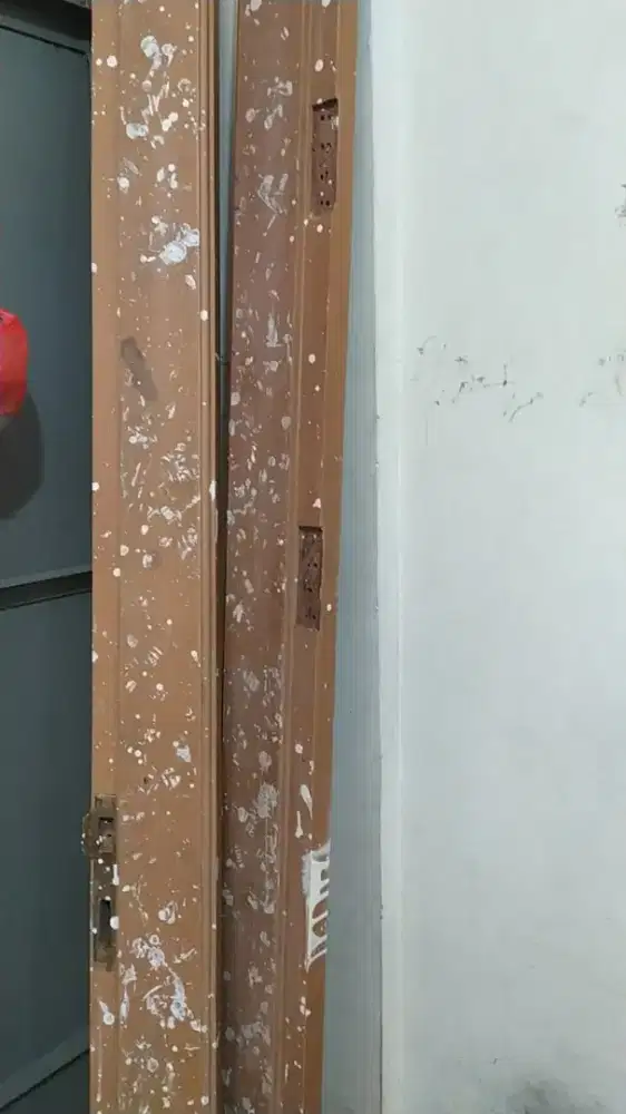 Kusen Kayu Tua Keras
