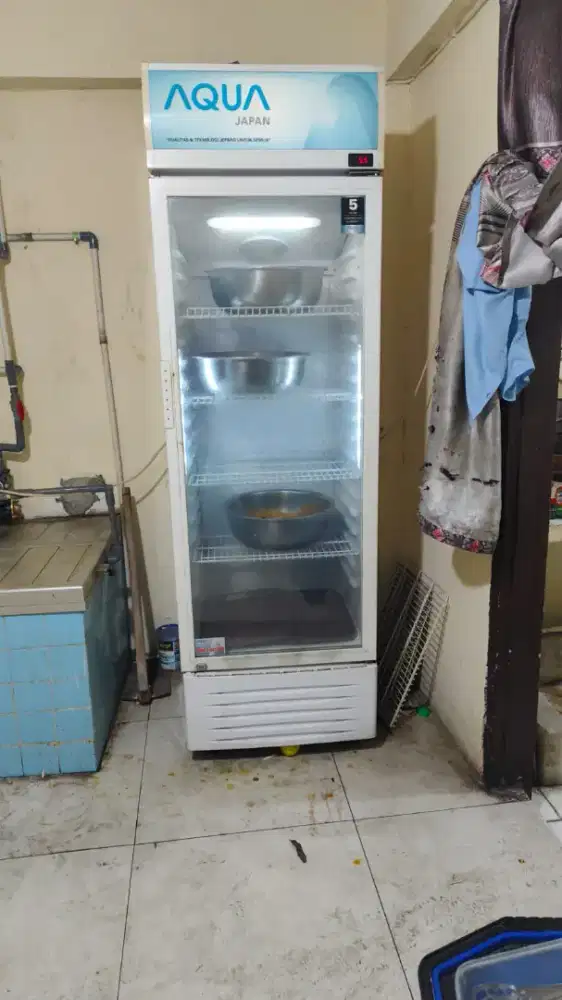 Jual butuh showcase