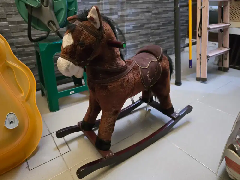 Ayunan Kayu Kuda Kudaan