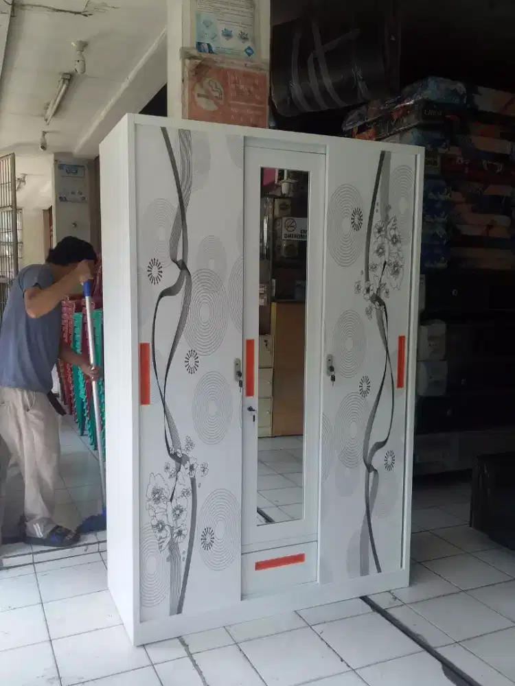 lemari besi 3 pintu
