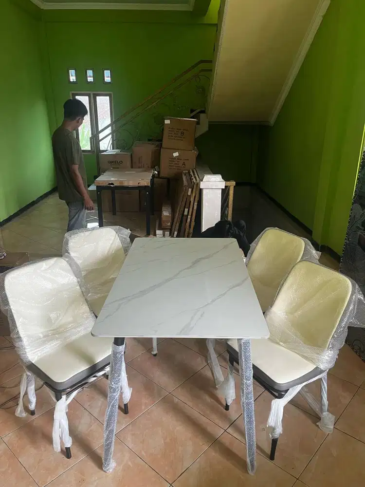 READY MEJA MAKAN 4 KURSI MARMER TERLARIS SALE