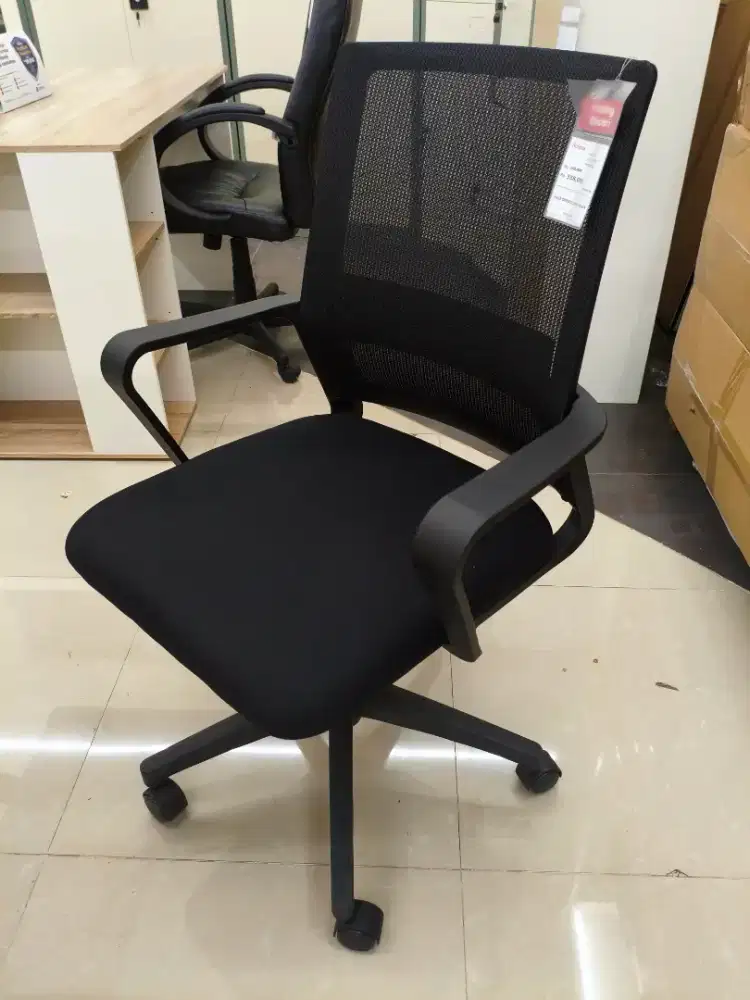 Selma Yale Kursi Kantor Sandaran Rendah – Hitam