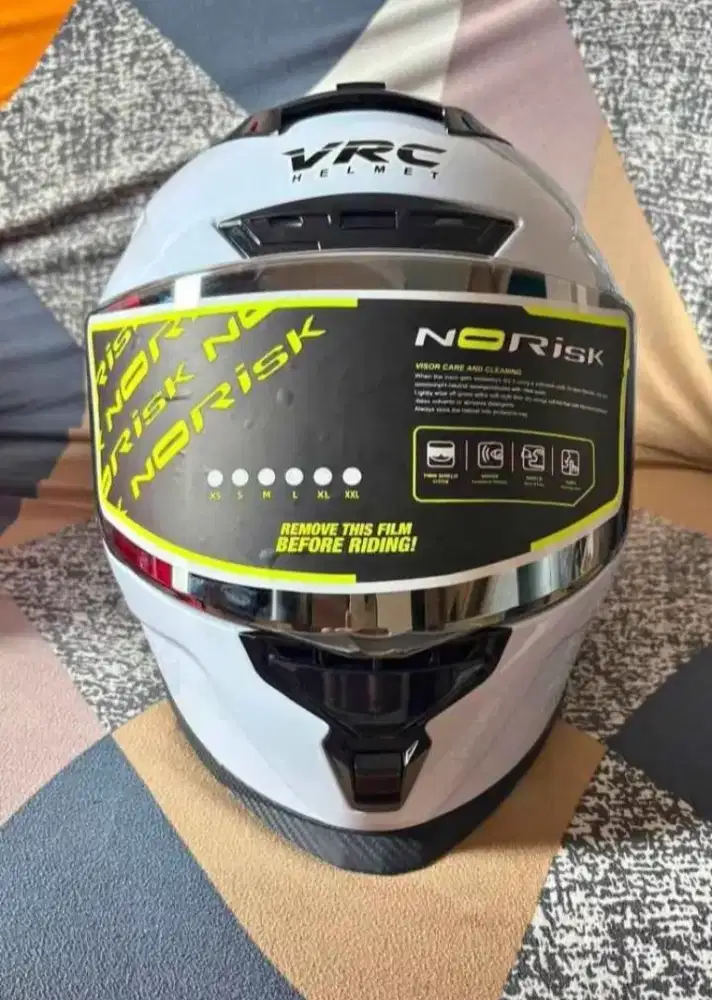 Helm fullface putih size L