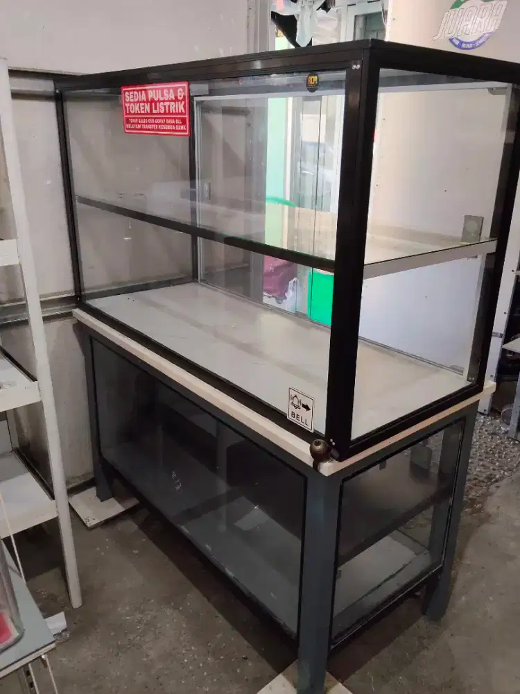 Etalase Kaca Aluminium dan meja kaki besi