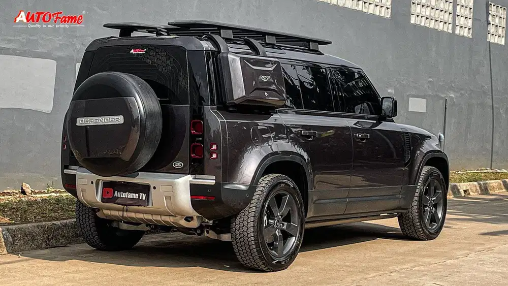Land Rover Defender 110 P300 SE 2.0L 4x4 NIK 2021 Indus Silver Metalli