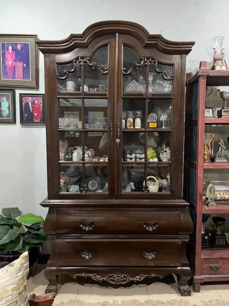 Lemari Jati Vintage Antik - Solid, Timeless, Full of Character