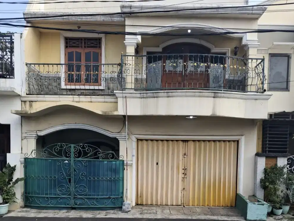 Rumah 2Lantai Harga 800Juta depannya ada Lapangan, parkir aman di Aren Jaya