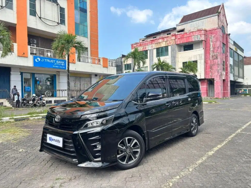 Toyota Voxy 2.0 Bensin-AT 2018 Hitam