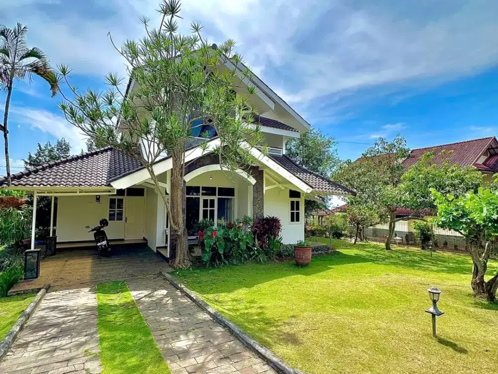 DIJUAL Villa Terawat Istimewa 2Lt Full Furnish Halaman Belakang Siap Huni Siap Huni dan Occupansi Rate Bagus Dekat Wisata Batu di Kusuma Estate