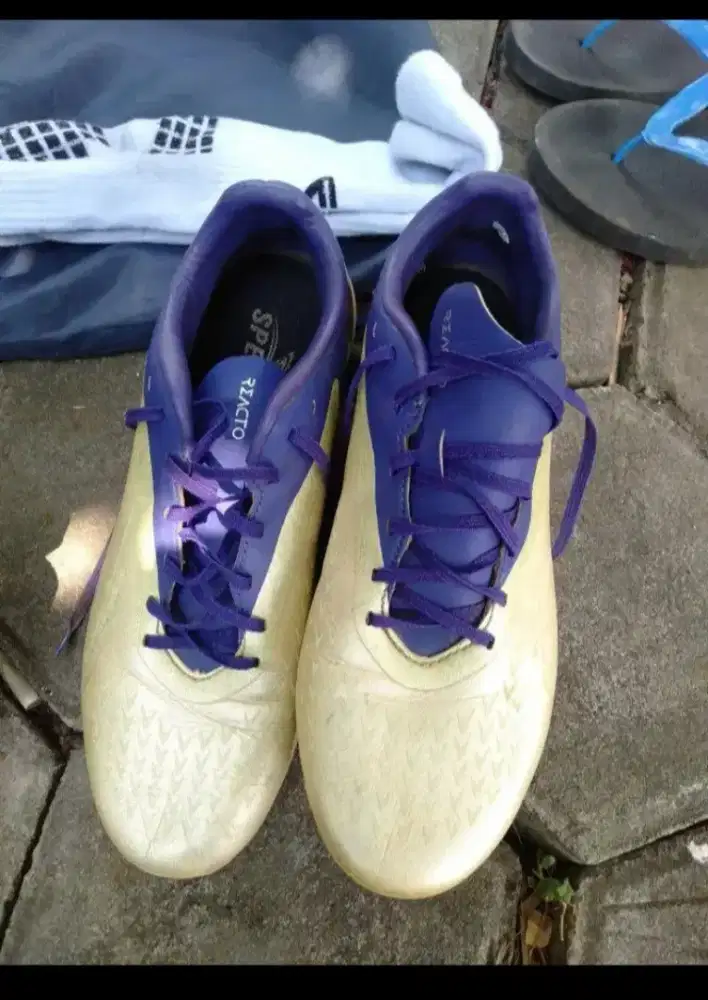 Sepatu bola specs