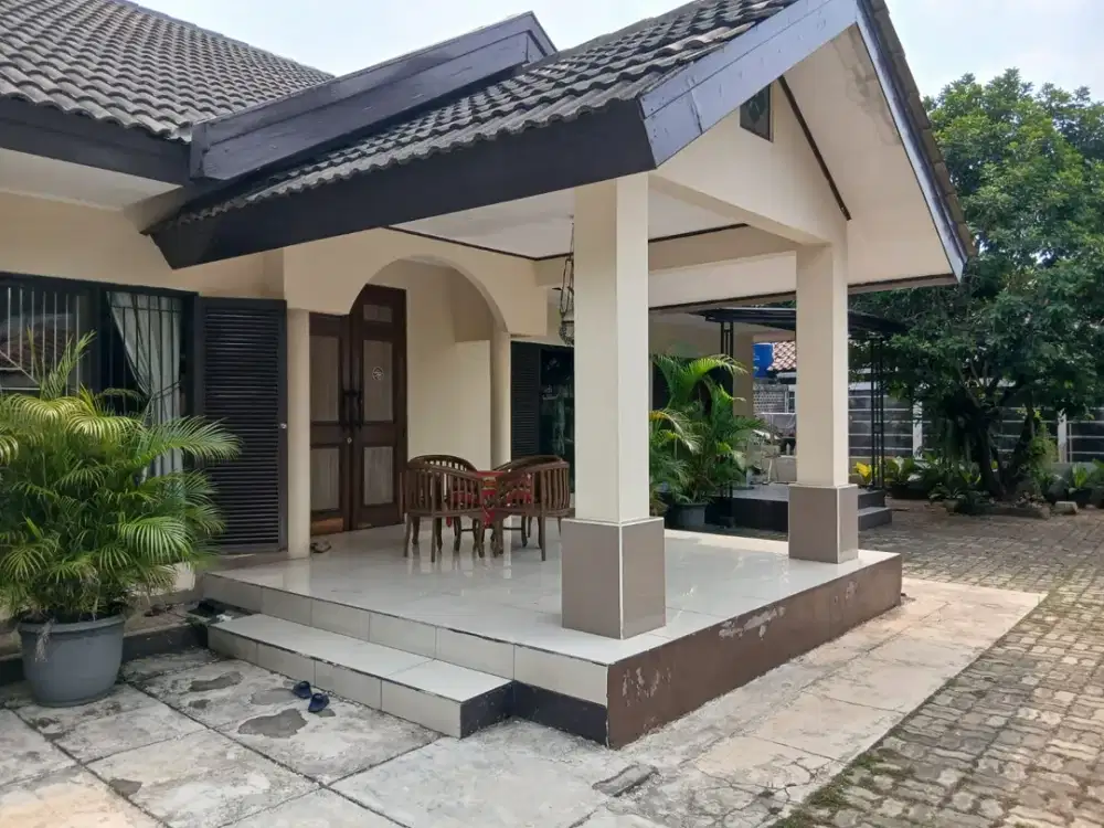 DIJUAL CEPAT , Rumah Luas, Strategis, di Cirendeu