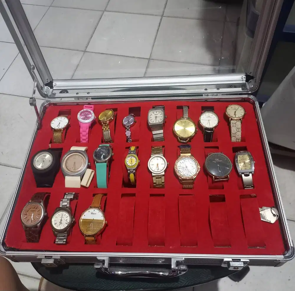 KoperJam Tangan,CaII O8I3IO7 55OOO,Ada 20 Arloji,normal,semua 2jt
