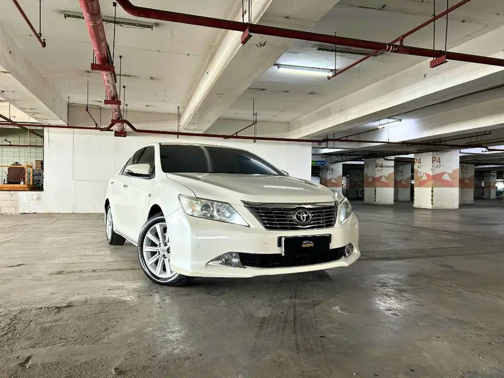 Toyota camry 2.5 v at putih nik 2013 nama perorangan