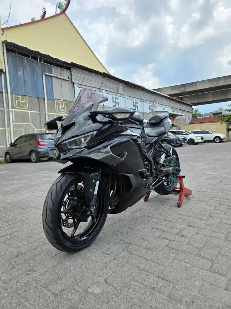 Kawasaki ZX25R Spido TFT Hitam 2023