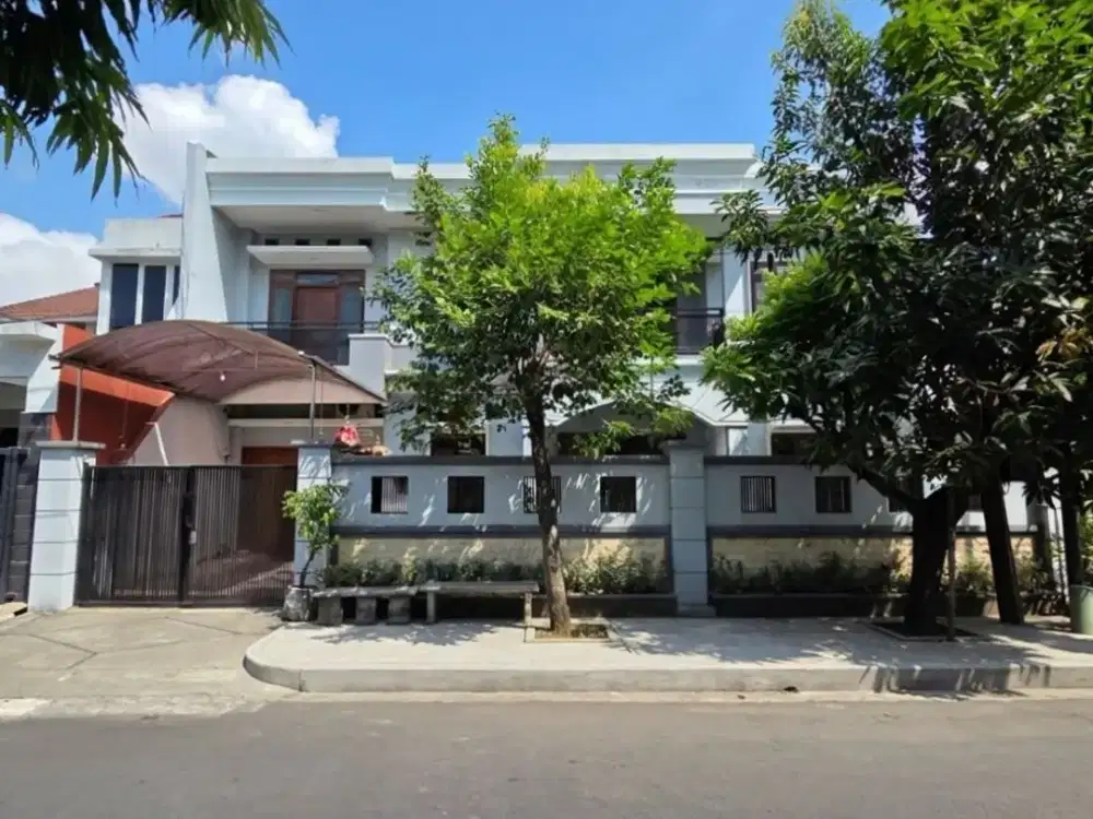 Rumah Manyar Tompotika SIAP HUNI ROW 3 MOBIL