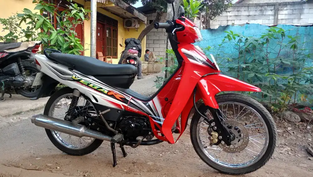 Vega R 2004 merah