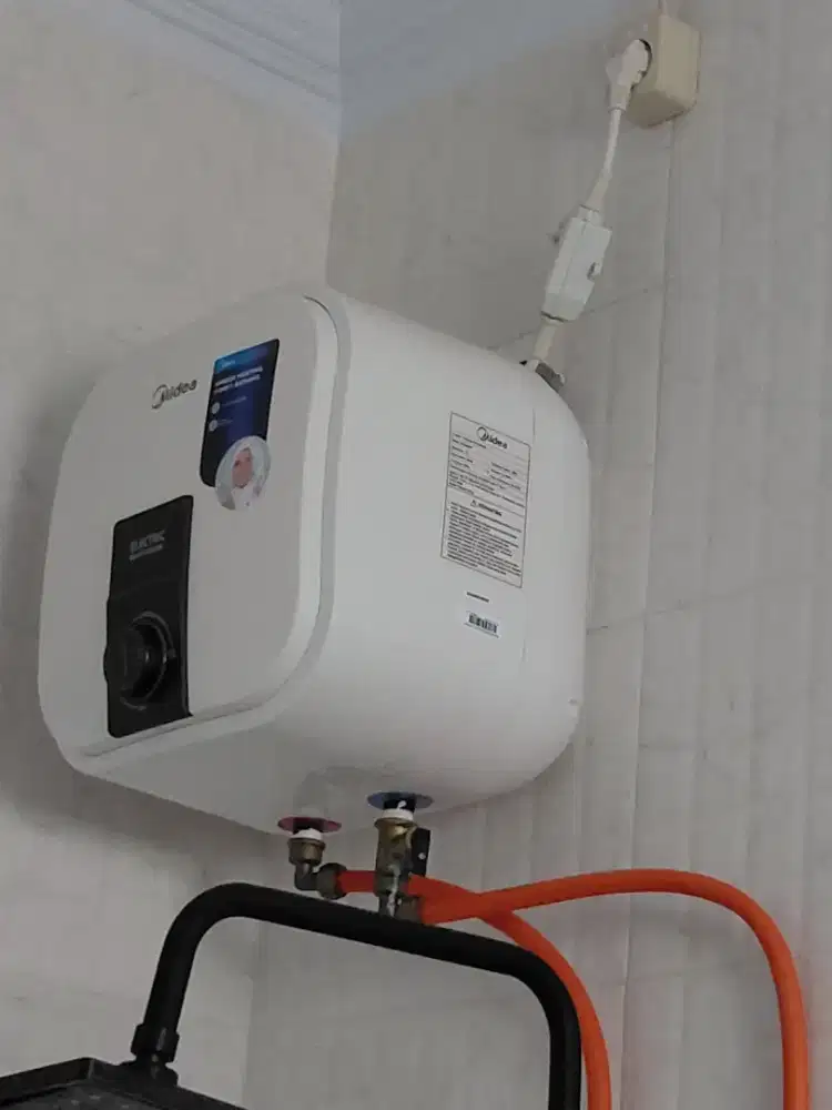 Water heater merk midea ,kondisi masih bagus pemakaian +- 6 bln