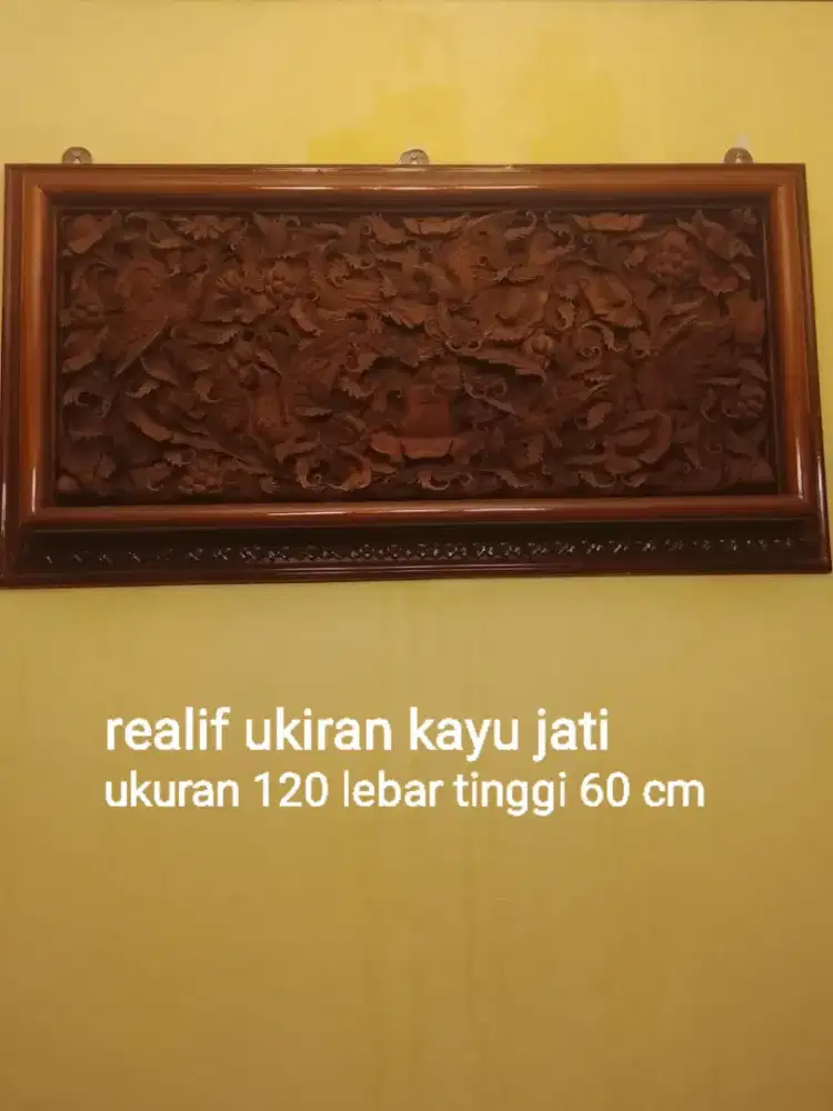 Ukiran relief kayu jati