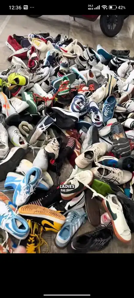 Dibutuh kan host live di medsos khusus nya sepatu,