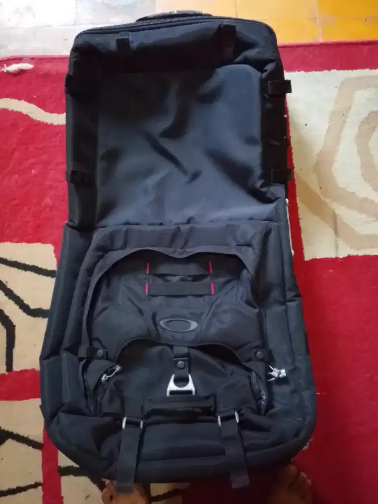 Oakley rolling travel original