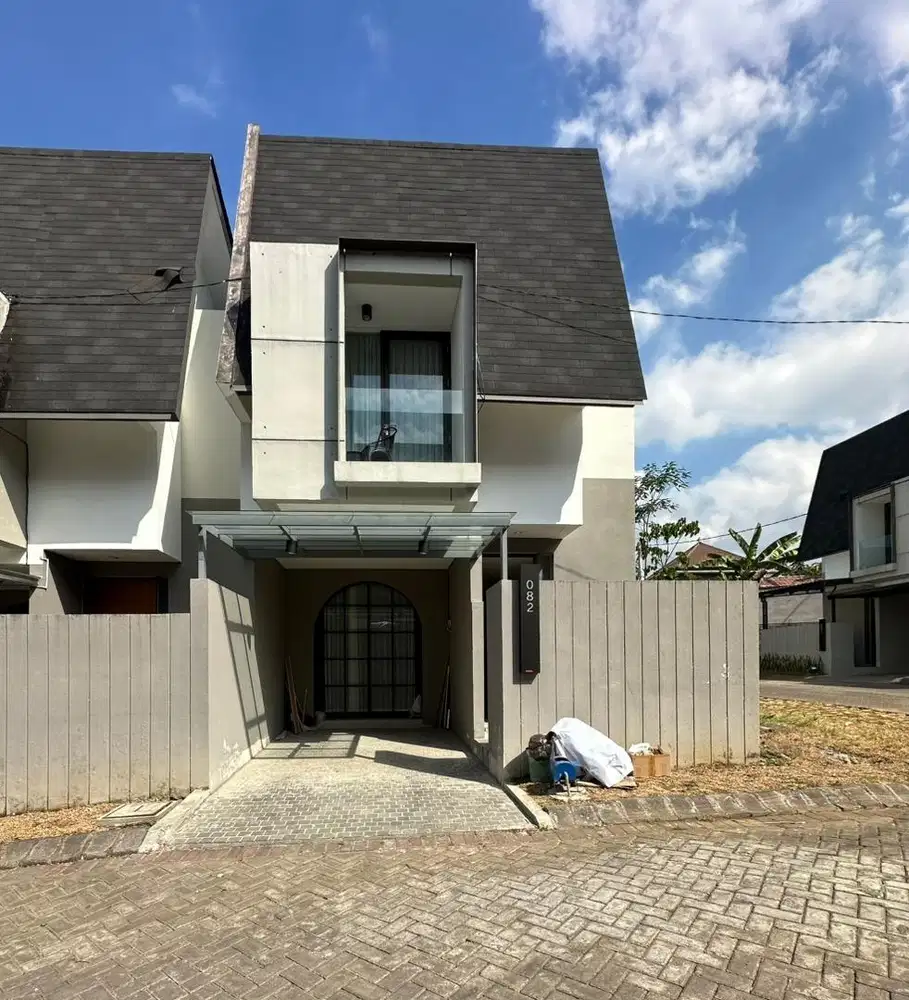 Dijual Villa / Rumah BARU FULL FURNITURE, READY HUNI / DISEWAKAN