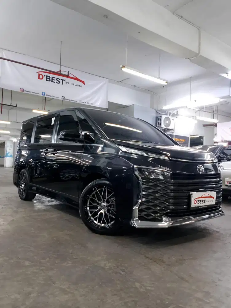 Toyota VOXY 2.0 CVT 2023 VERY LOW KM !!!