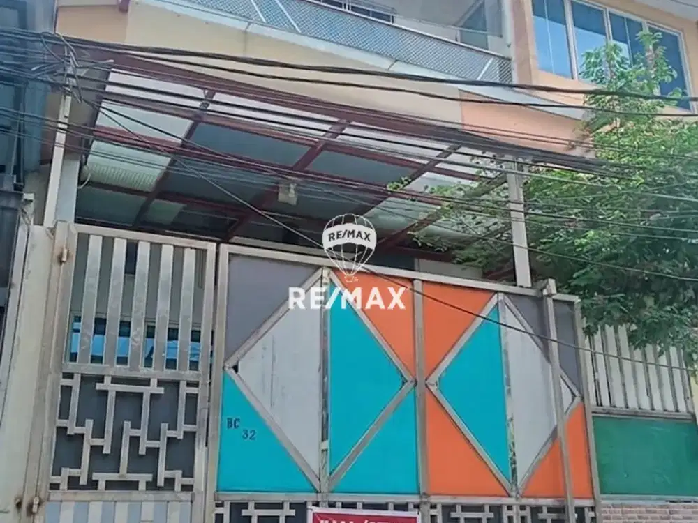 DIJUAL DAN DISEWA RUMAH 3 LANTAI DALAM KOMPLEK DI DURI KEPA JAKARTA BARAT