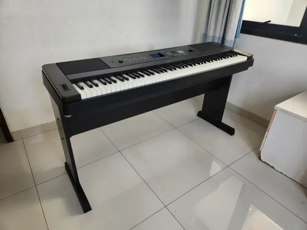 YAMAHA Portable Grand DGX-650