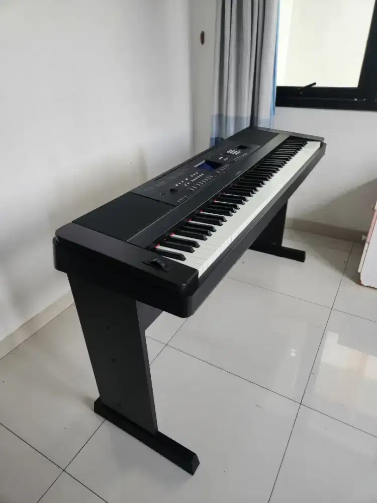 YAMAHA Portable Grand DGX-650
