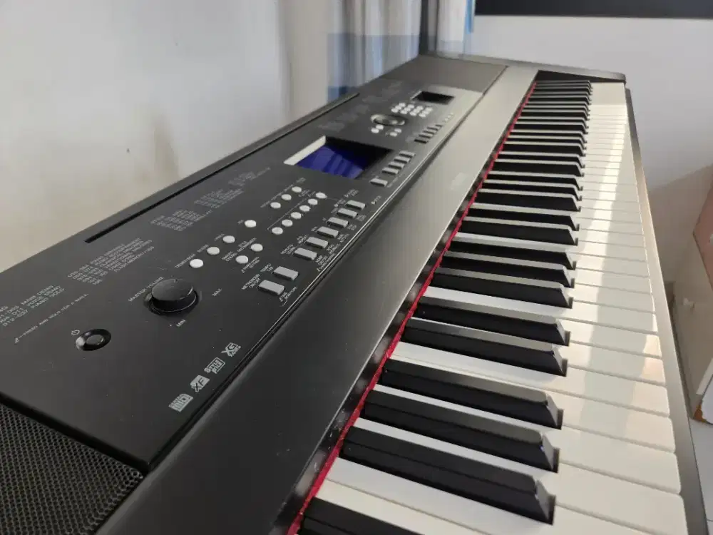YAMAHA Portable Grand DGX-650