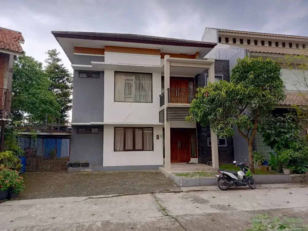 Jual rumah Dago sebrang sheraton hotel strategis dibawah pasaran, bangunan 3 lantai harga 1 lantai
