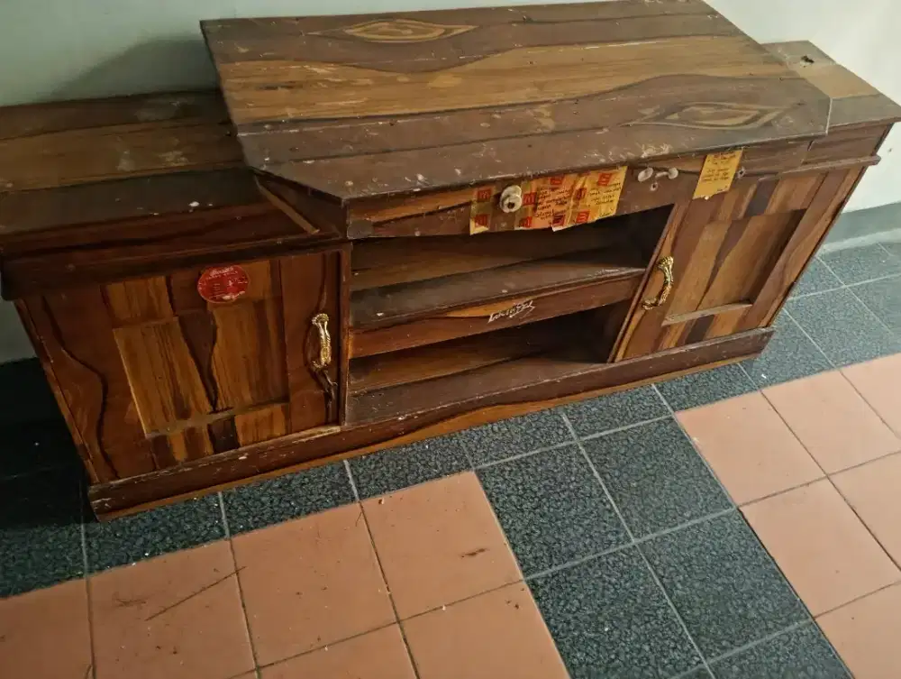 Lemari  atau meja tv