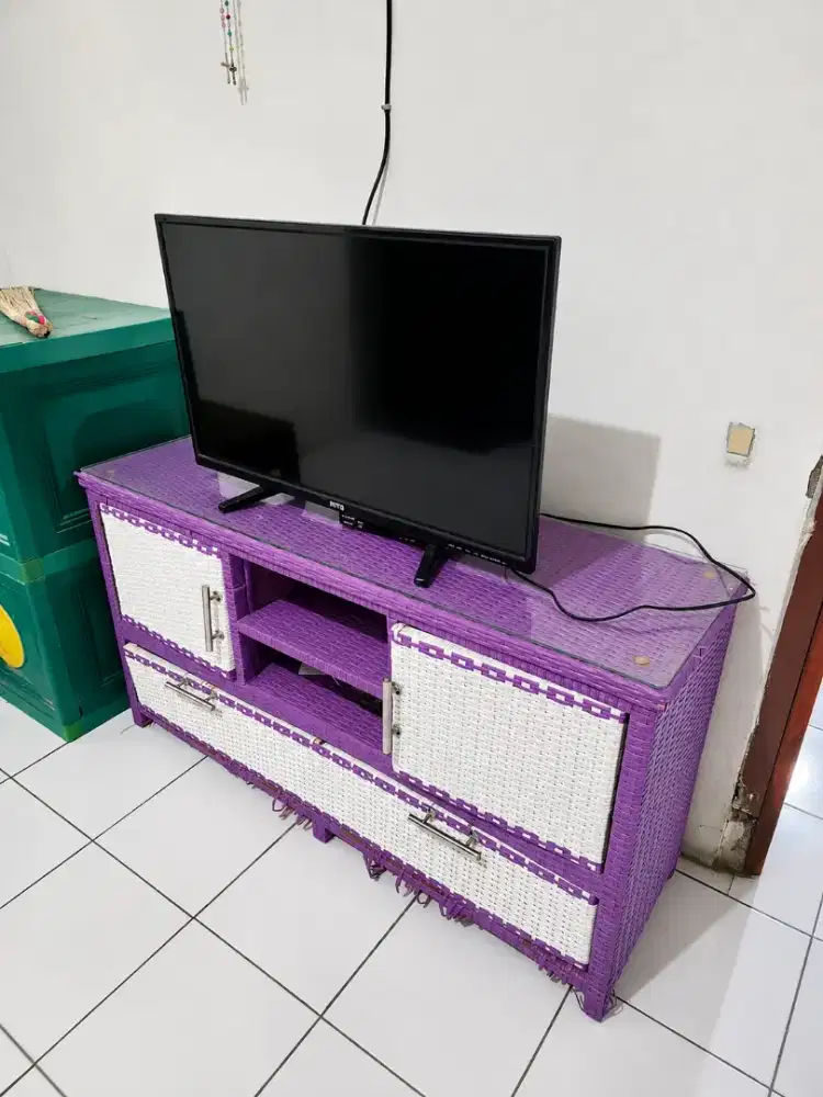 Dijual TV LED + Set Top Box + Rak TV