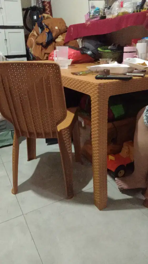 Meja makan 1 bangku 4